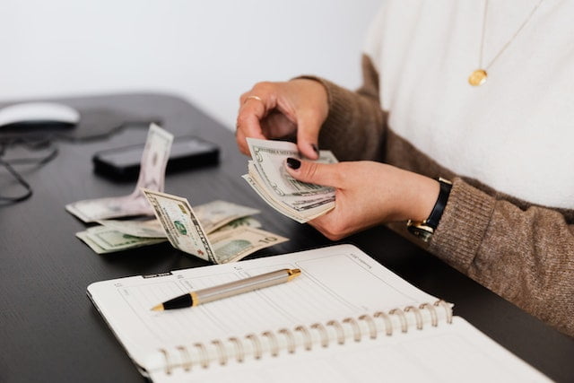 How-To-Travel-Bloggers-Make-Money